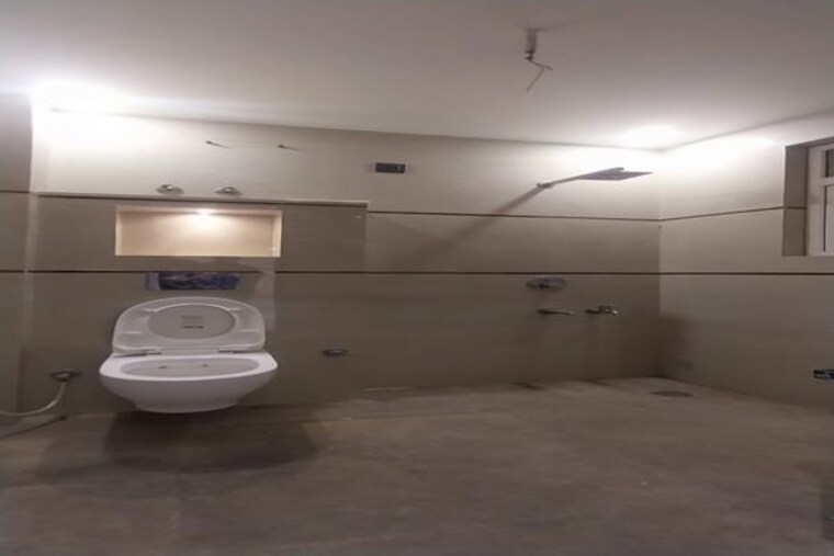 Bathroom, sainik colony 3 Bedroom 250 Sq.Yd. Builder Floor In Sainik Colony Faridabad 10149976