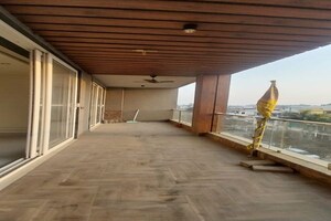 Parking in 3 BHK Builder Floor at Sainik Colony – for Sale