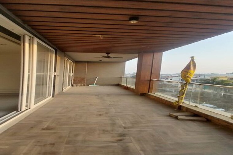  Parking, sainik colony 3 Bedroom 250 Sq.Yd. Builder Floor In Sainik Colony Faridabad 10149976