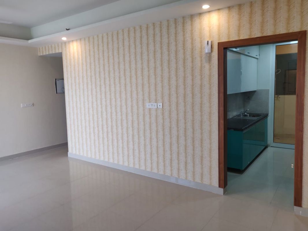 2.5 BHK + Servant Room Apartment For Rent in Mahagun Mirabella