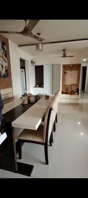 Team Area in 3 BHK Apartment at Lokhandwala Complex, Andheri West – for Rent