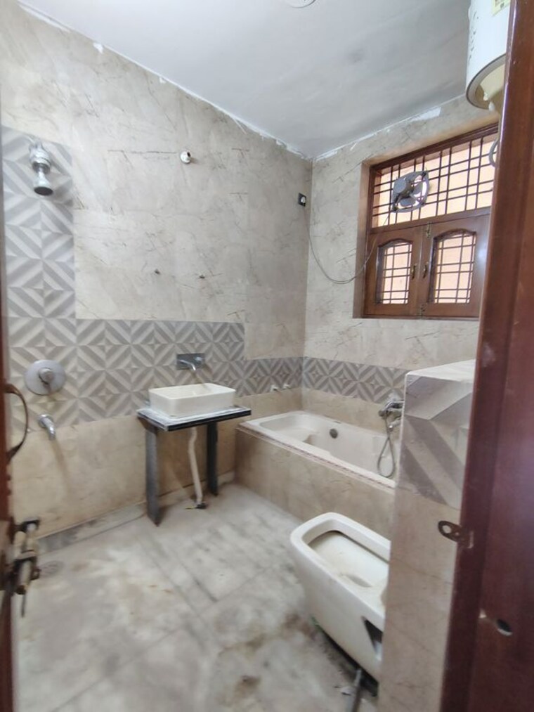 Bathroom, sector 23a 3 Bedroom 2400 Sq.Ft. Builder Floor In Sector 23a Gurgaon 10150431