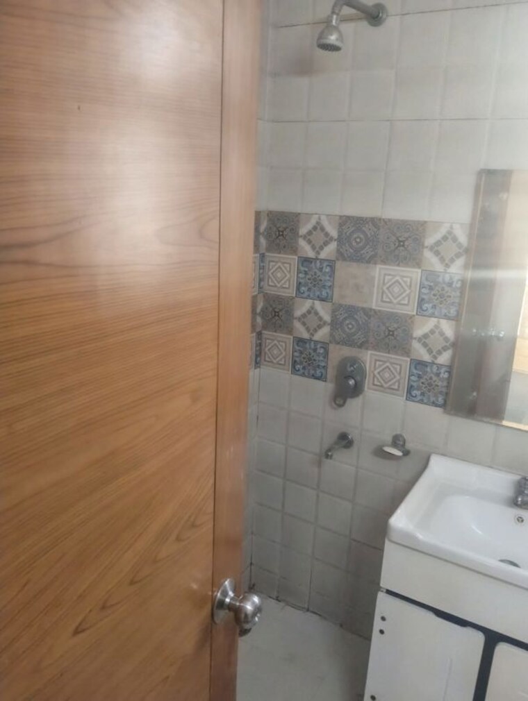 Bathroom, kalkaji 3 Bedroom 1800 Sq.Ft. Builder Floor In Kalkaji Delhi 10150542