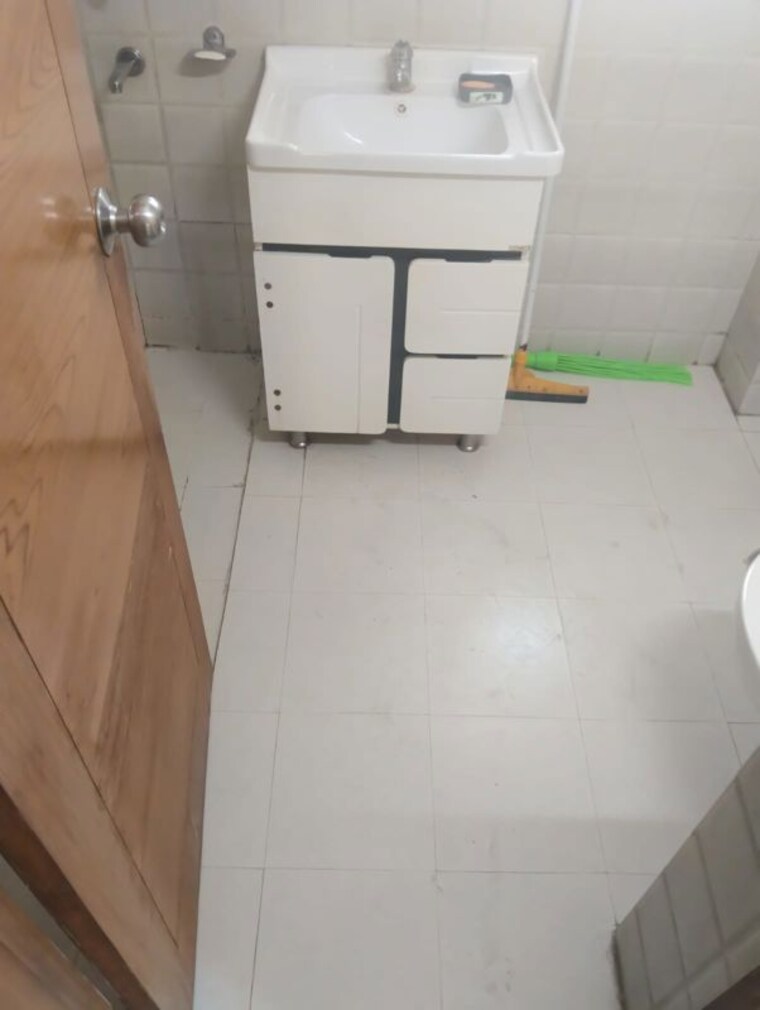 Bathroom, kalkaji 3 Bedroom 1800 Sq.Ft. Builder Floor In Kalkaji Delhi 10150542