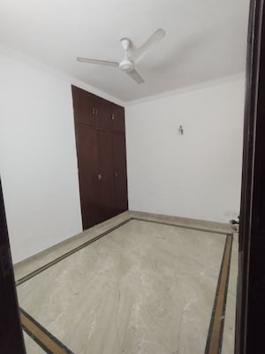 Room in 2 BHK Builder Floor at Green Park – for Rent