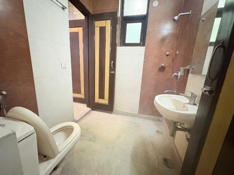 Bathroom, ss-mayfield-gardens 3 Bedroom 1750 Sq.Ft. Apartment In Sector 51 Gurgaon 10150621