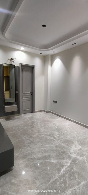 Room in 3 BHK Builder Floor at Janakpuri – for Sale