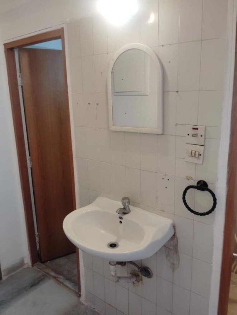 Bathroom, hiranandani-gardens-cypress 1 Bedroom 600 Sq.Ft. Apartment In Powai Mumbai 10150845