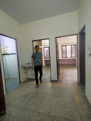 Room in 3.5 BHK Apartment at Mayur Vihar – for Rent