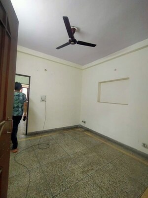 Room in 3.5 BHK Apartment at Mayur Vihar – for Rent
