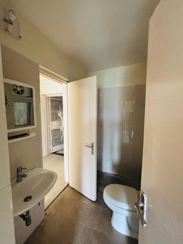 Bathroom, tulip-purple 4 Bedroom 2400 Sq.Ft. Apartment In Sector 69 Gurgaon 10150869