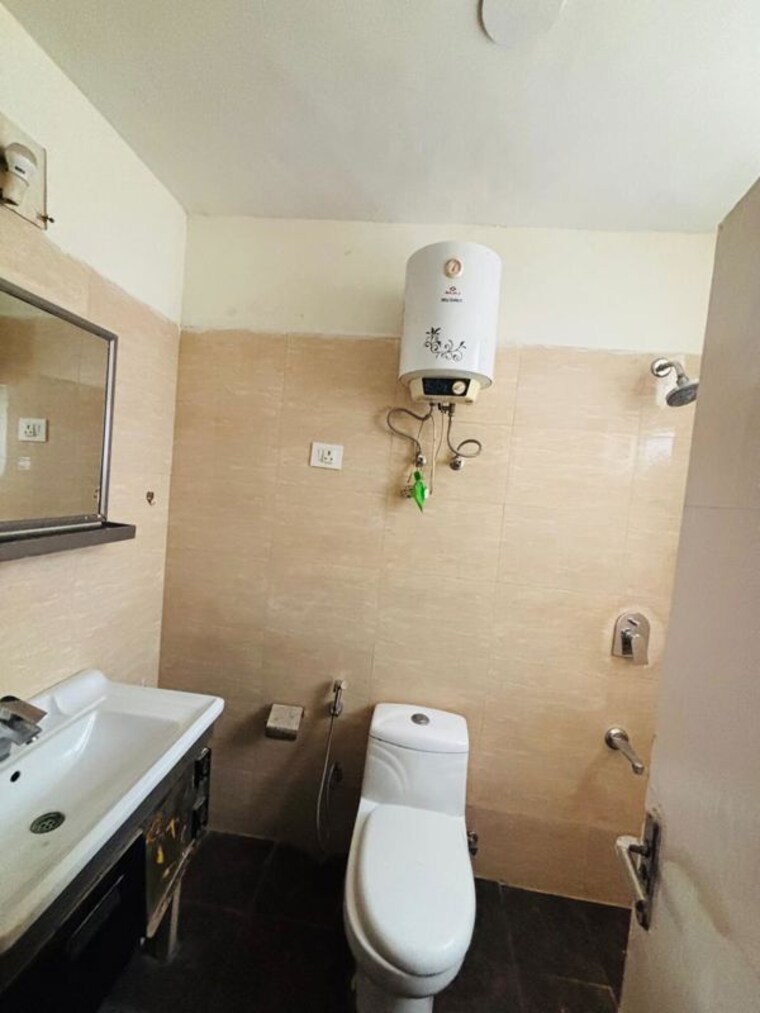 Master Bedroom, tulip-purple 4 Bedroom 2400 Sq.Ft. Apartment In Sector 69 Gurgaon 10150869