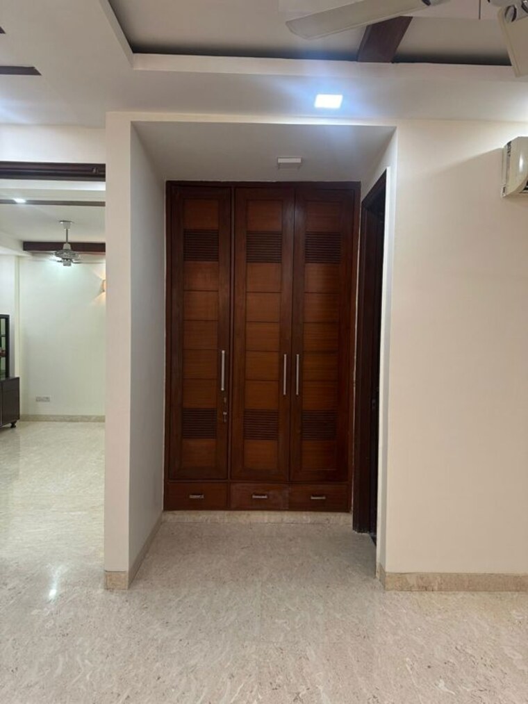 Room, greater kailash ii 3 Bedroom 250 Sq.Yd. Builder Floor In Greater Kailash ii Delhi 10150874