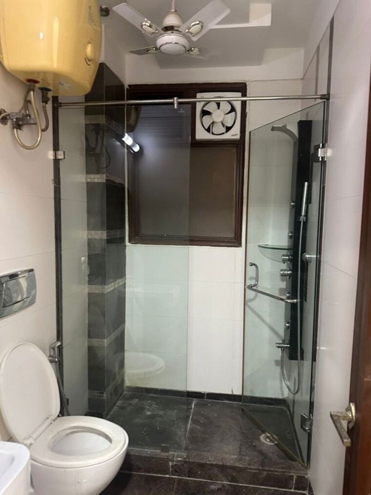 Bathroom, greater kailash ii 3 Bedroom 250 Sq.Yd. Builder Floor In Greater Kailash ii Delhi 10150874