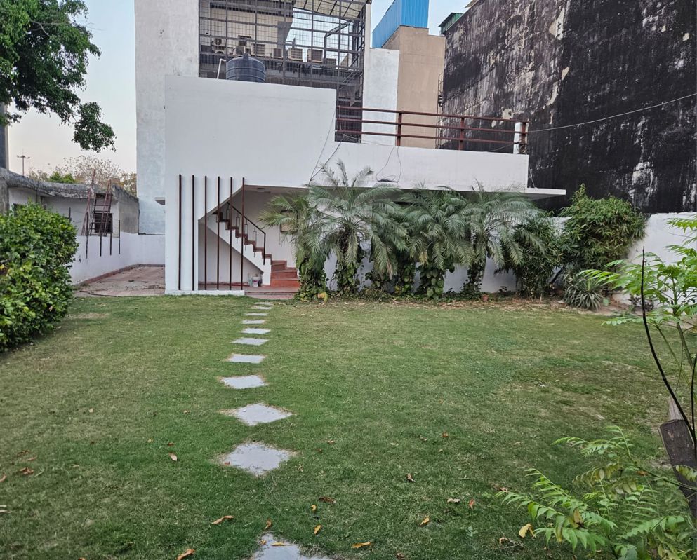 3.5 BHK + Servant Room Independent House For Rent in RWA Apartments Sector 45