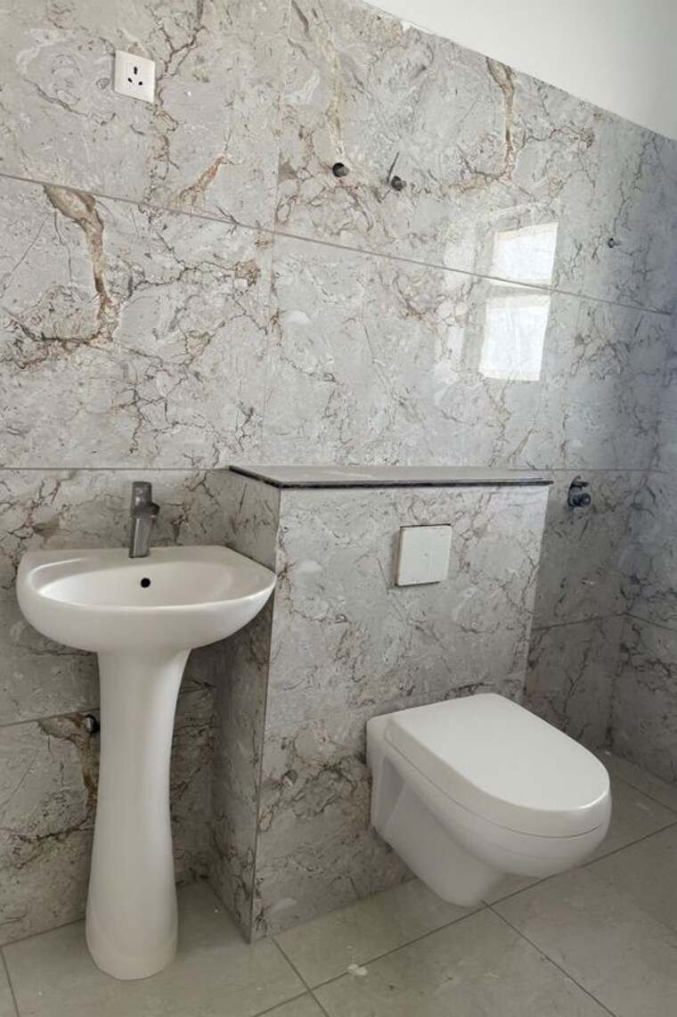 Bathroom, rwa-apartments-sector-116 3.5 Bedroom 218 Sq.Mt. Builder Floor In Sector 116 Noida 10150928