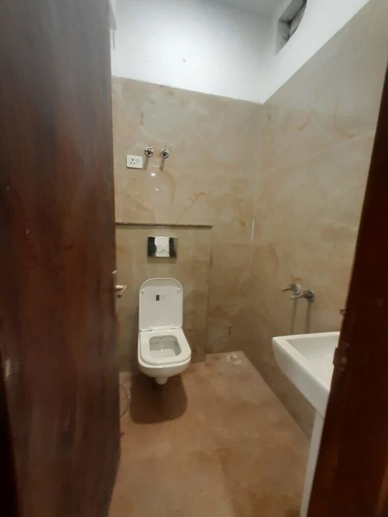 Bathroom, chattarpur 3 Bedroom 300 Sq.Yd. Builder Floor In Chattarpur Delhi 10150962