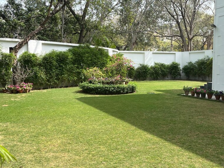 Garden, friends colony 4 Bedroom 1000 Sq.Yd. Villa In Friends Colony Delhi 10150985
