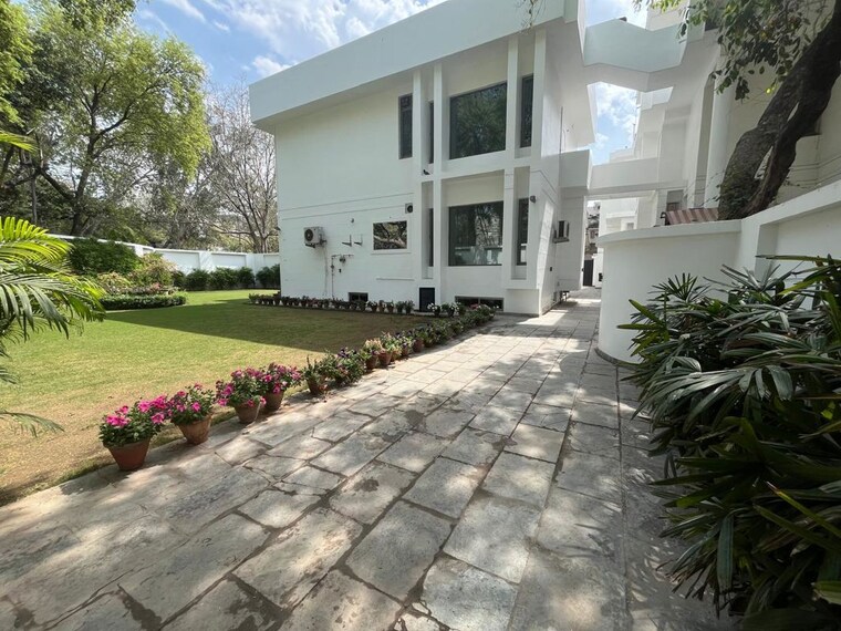 Exterior View, friends colony 4 Bedroom 1000 Sq.Yd. Villa In Friends Colony Delhi 10150985