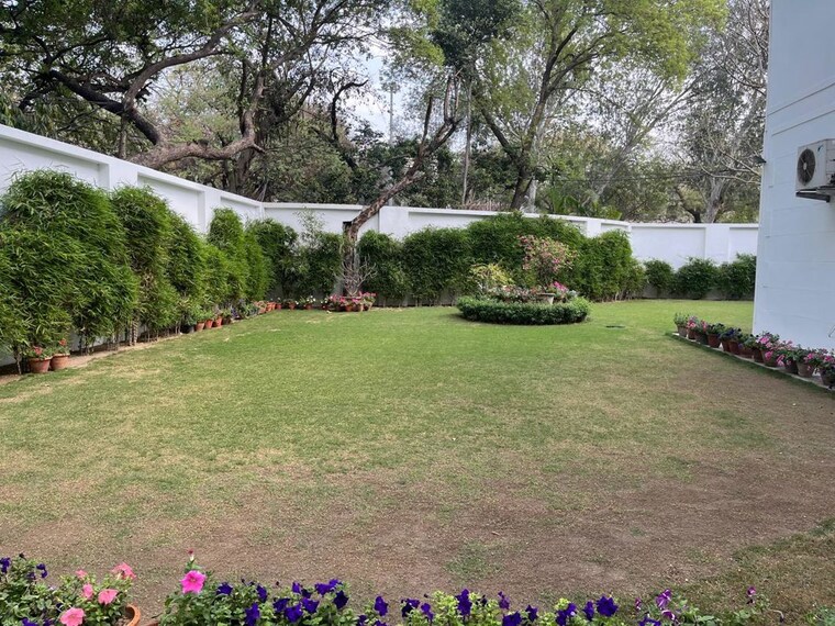 Garden, friends colony 4 Bedroom 1000 Sq.Yd. Villa In Friends Colony Delhi 10150985