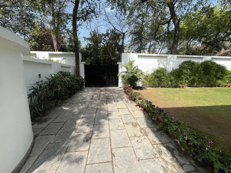 Balcony, friends colony 4 Bedroom 1000 Sq.Yd. Villa In Friends Colony Delhi 10150985