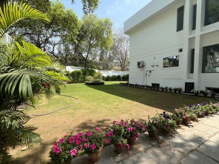 Garden, friends colony 4 Bedroom 1000 Sq.Yd. Villa In Friends Colony Delhi 10150985