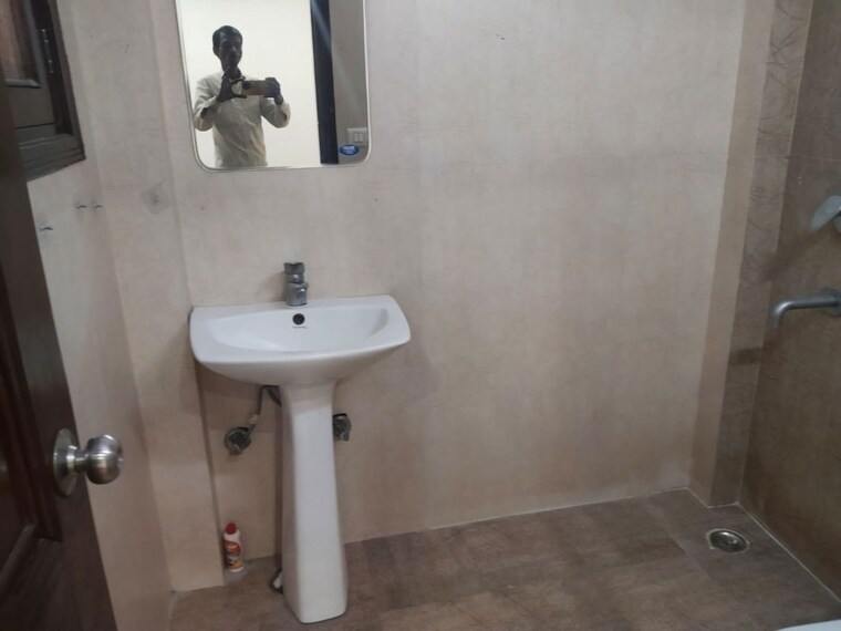 Bathroom, kailash colony 3 Bedroom 1300 Sq.Ft. Builder Floor In Kailash Colony Delhi 10151007