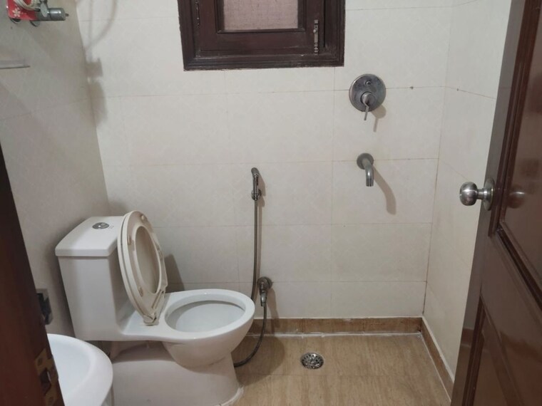 Bathroom, kailash colony 3 Bedroom 1300 Sq.Ft. Builder Floor In Kailash Colony Delhi 10151007