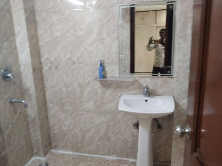 Bathroom, kailash colony 3 Bedroom 1300 Sq.Ft. Builder Floor In Kailash Colony Delhi 10151007