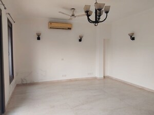 Room in 3 BHK Builder Floor at Panchsheel Enclave – for Rent