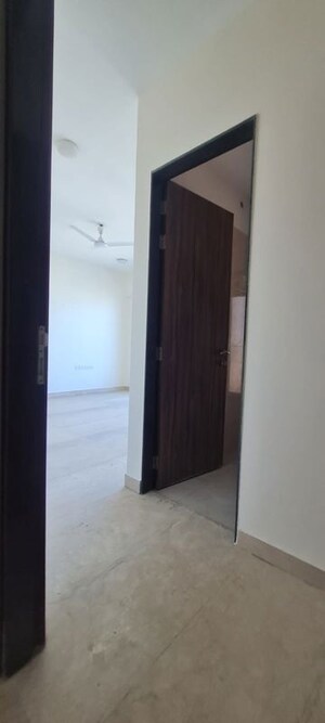 Room in 4 BHK Apartment at Sheth Avalon, Laxmi Nagar – for Rent