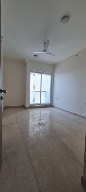 Room in 4 BHK Apartment at Sheth Avalon, Laxmi Nagar – for Rent