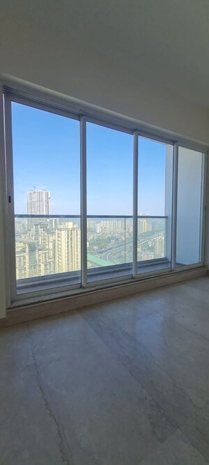 Room in 4 BHK Apartment at Sheth Avalon, Laxmi Nagar – for Rent