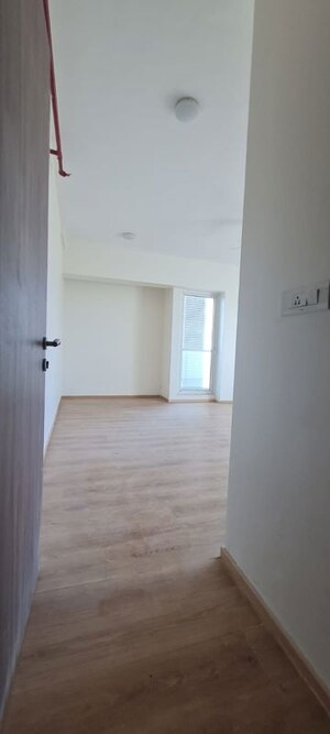 Room in 4 BHK Apartment at Sheth Avalon, Laxmi Nagar – for Rent