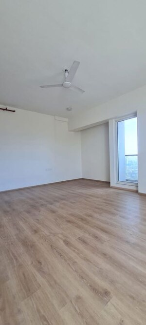 Room in 4 BHK Apartment at Sheth Avalon, Laxmi Nagar – for Rent