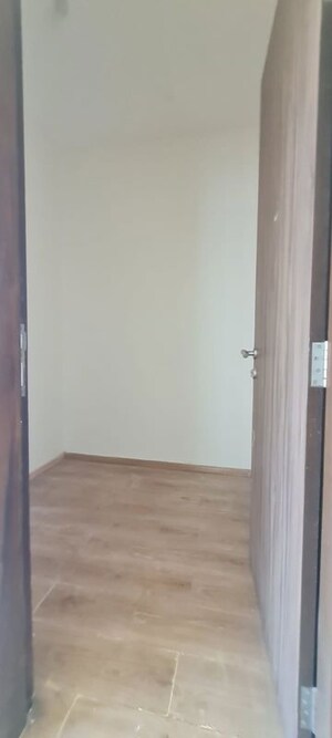 Room in 4 BHK Apartment at Sheth Avalon, Laxmi Nagar – for Rent