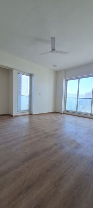 Room in 4 BHK Apartment at Sheth Avalon, Laxmi Nagar – for Rent