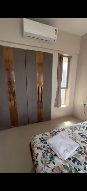 Room in 2 BHK Apartment at Kalpataru Paramount, Kapur Bawdi – for Rent