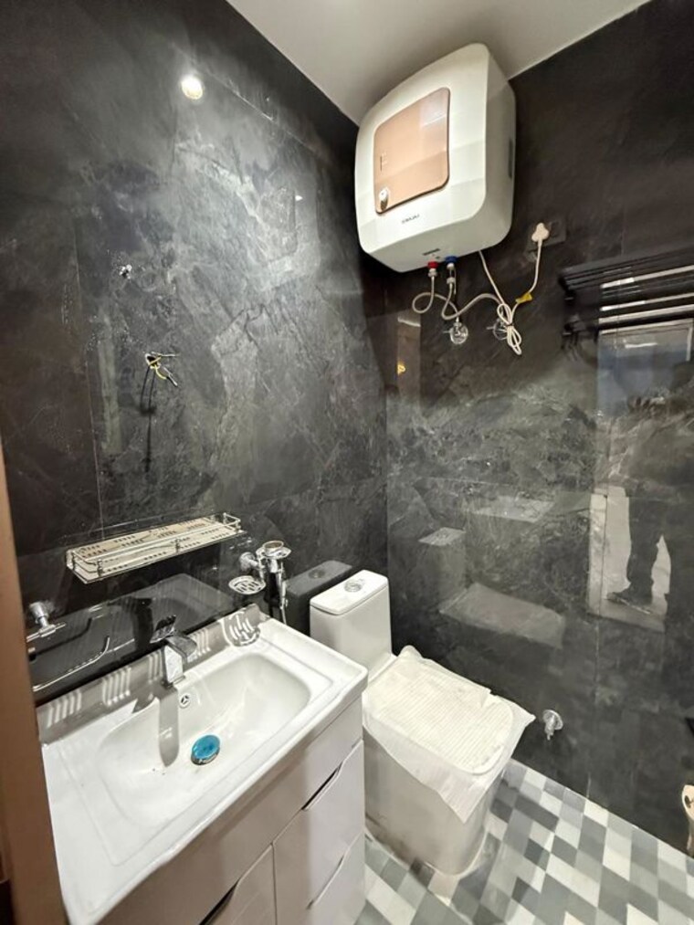 Bathroom, kalkaji 3 Bedroom 1800 Sq.Ft. Builder Floor In Kalkaji Delhi 10151088