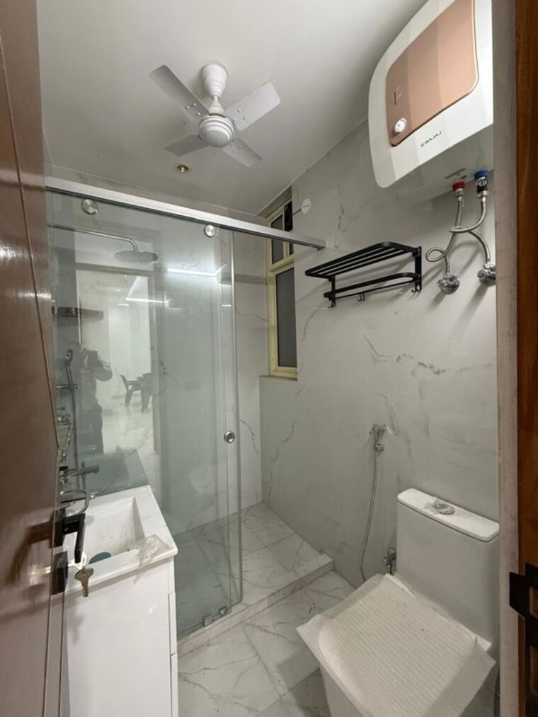 Bathroom, kalkaji 3 Bedroom 1800 Sq.Ft. Builder Floor In Kalkaji Delhi 10151088