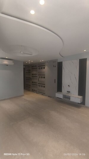 Room in 3 BHK Builder Floor at DLF Atria, Dlf Phase ii – for Sale