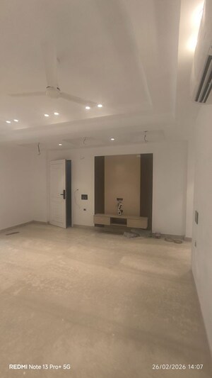 Room in 3 BHK Builder Floor at DLF Atria, Dlf Phase ii – for Sale