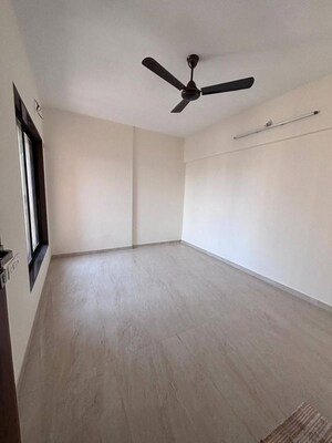 Room in 1.5 BHK Apartment at Pratham Saffron Heights, Andheri West – for Rent