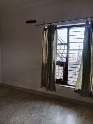 Room in 2 BHK Builder Floor at Sector 18 – for Rent