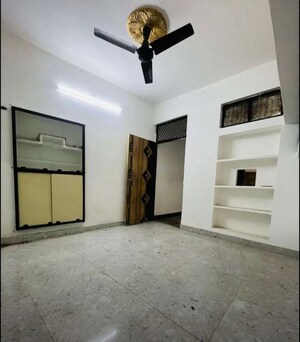 Room in 2 BHK Apartment at Hazratganj – for Rent