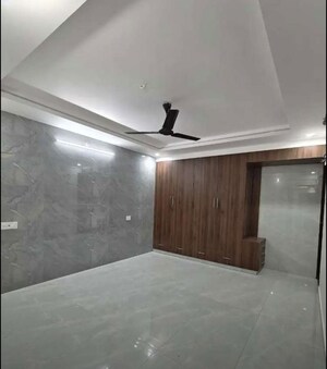 Room in 2 BHK Apartment at Hazratganj – for Rent