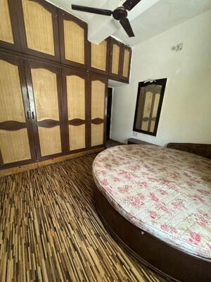 Bedroom in 5 BHK Apartment at Vastrapur – for Rent