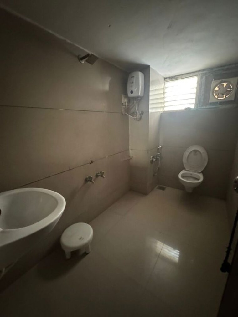 Bathroom, vastrapur 5 Bedroom 3500 Sq.Ft. Apartment In Vastrapur Ahmedabad 10151252