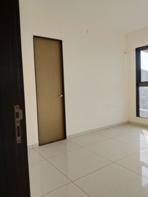 Room in 2.5 BHK Apartment at Chandak 34 Park Estate, Goregaon West – for Sale