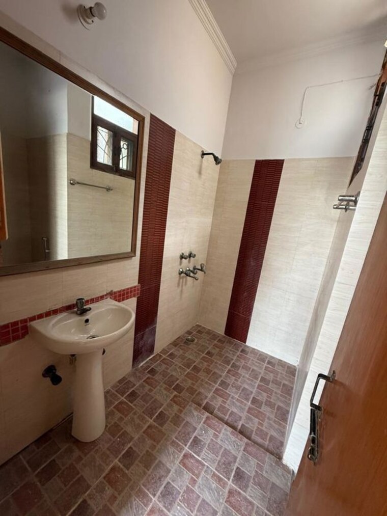 Bathroom, rwa-apartments-sector-71 3 Bedroom 1525 Sq.Ft. Independent House In Sector 71 Noida 10151284